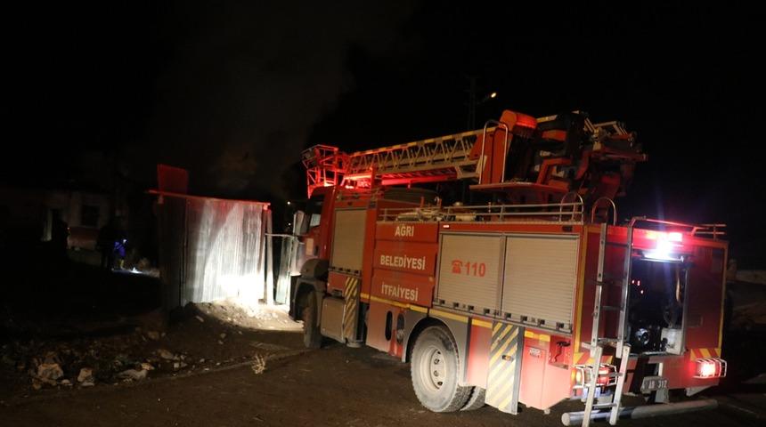 Karab&uuml;k'te m&uuml;stakil evde &ccedil;ıkan yangında 1 kişi yaralandı