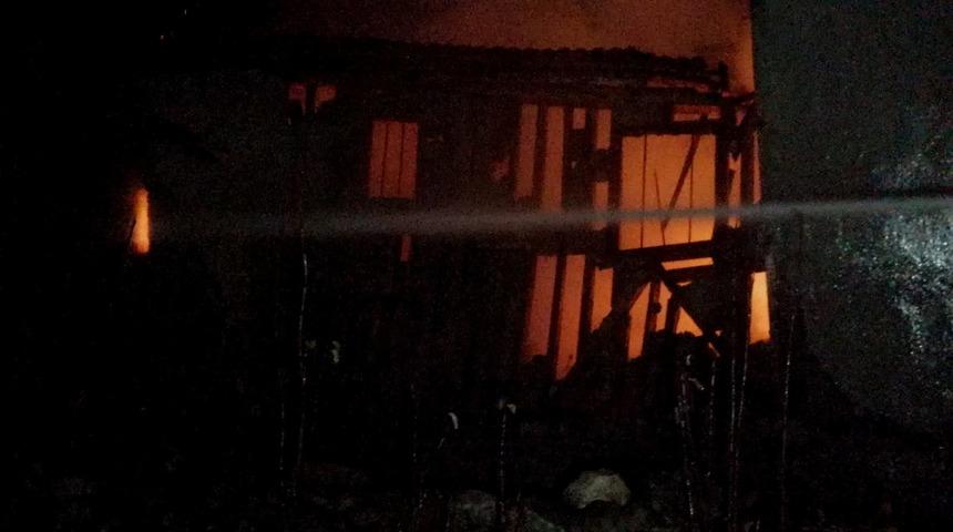 Elleri yandı evi k&uuml;le d&ouml;nd&uuml;! Karab&uuml;k'te korkutan yangın