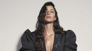 Berrak Tüzünataç çıplak pozla mesajını verdi