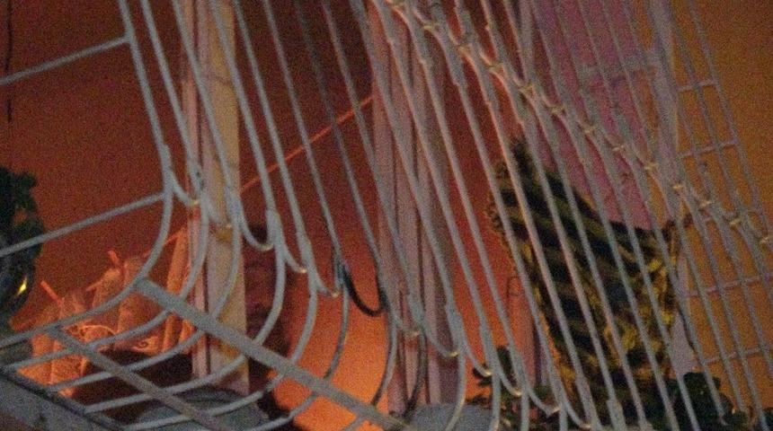 Anne ve babasını rehin aldı, oturdukları evi ateşe verdi