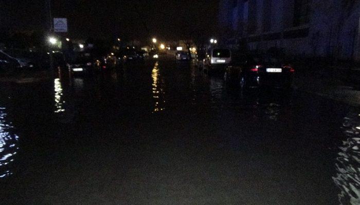 İzmir’de sağanak yağış! Deniz taştı, araçlar suyun altında kaldı