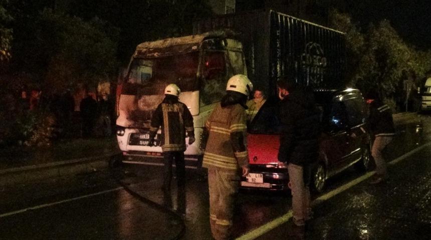 İzmir&rsquo;de park halindeki TIR bir anda alev aldı
