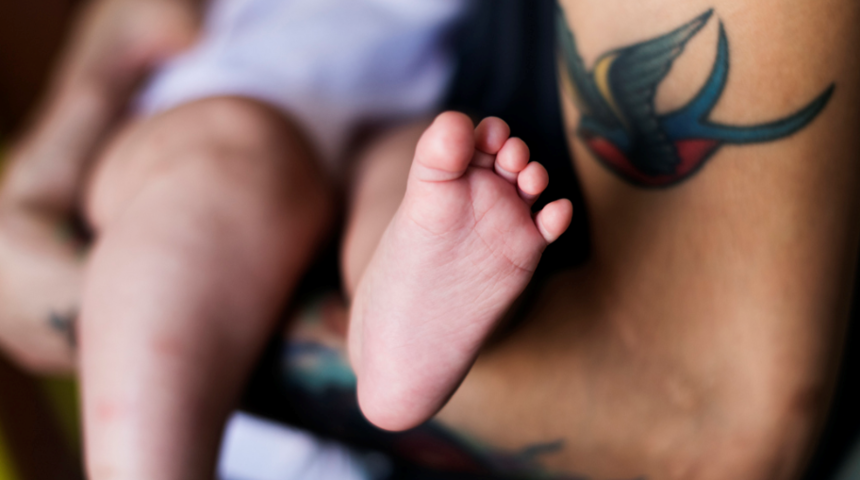 İkizlerini ayırt etmek için dövme yaptırdı: Siz olsaydınız ne yapardınız?