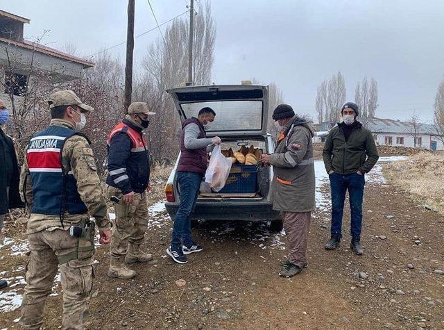 Köylerdeki vatandaşlara ekmeği jandarma ulaştırdı