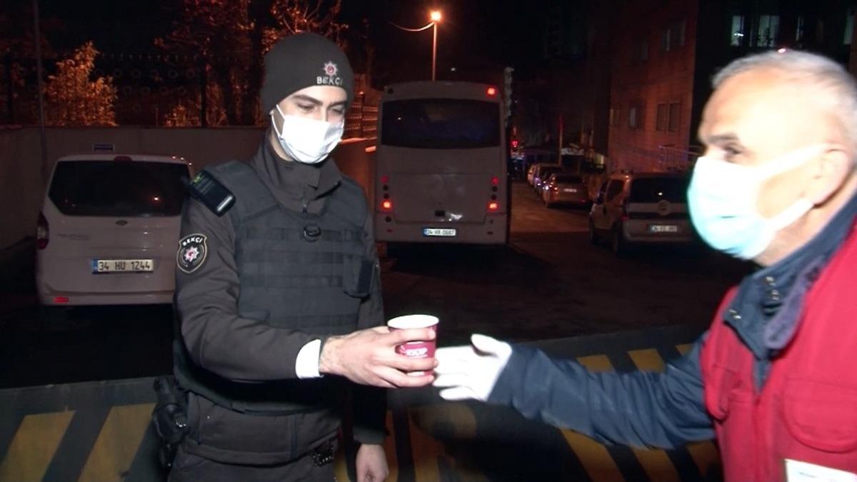 Esenler&rsquo;de soğukta g&ouml;rev yapan polis memurlarına sıcak &ccedil;orba