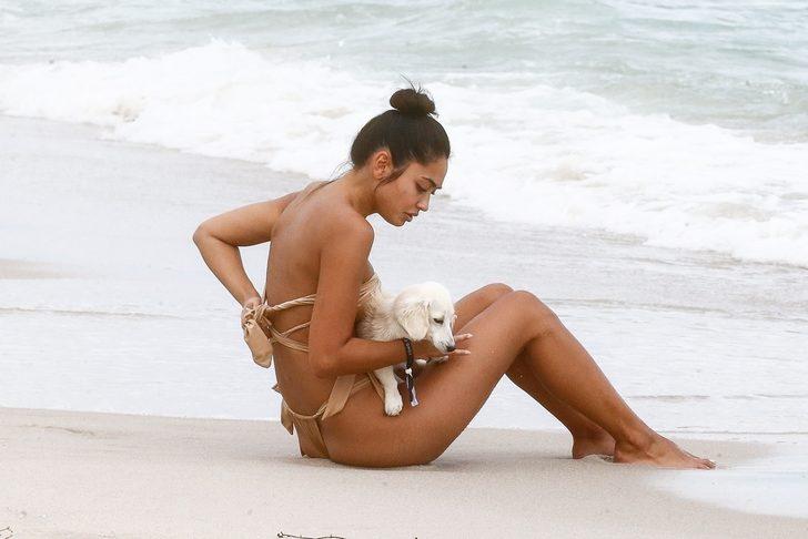 Ambra Gutierrez minik mayosuyla güneşin tadını çıkardı  G5