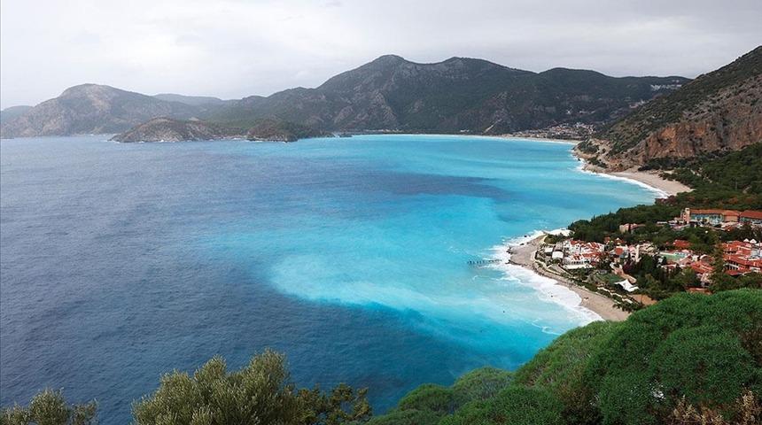Ölüdeniz'in rengi sağanak ve kuvvetli rüzgarla turkuaza döndü
