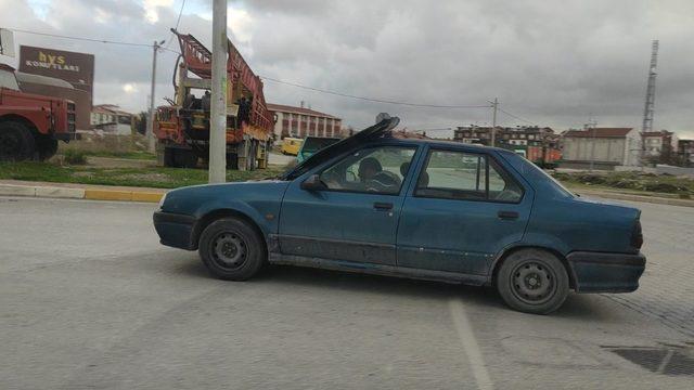 (Özel) Ana yolda kaputu açık yol aldı, görenler şaştı kaldı