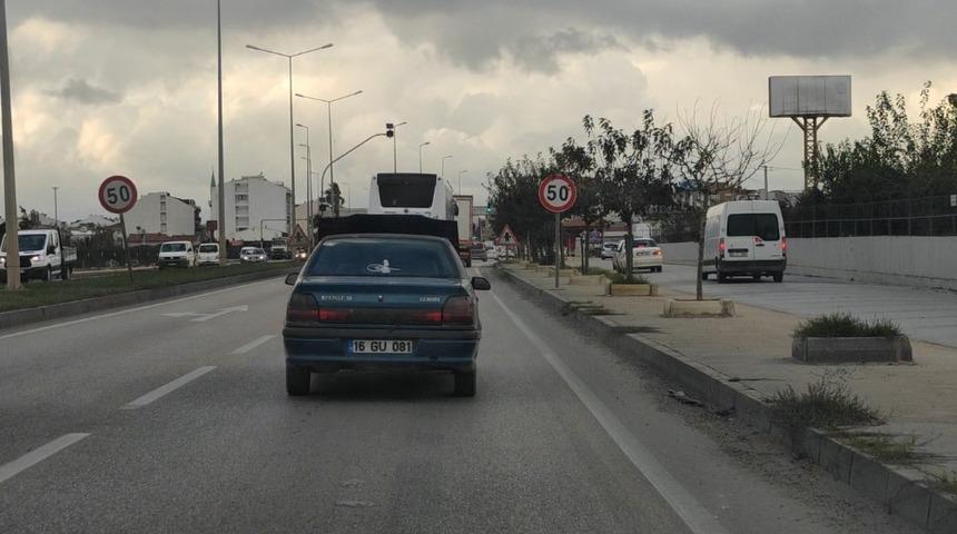 (&Ouml;zel) Ana yolda kaputu a&ccedil;ık yol aldı, g&ouml;renler şaştı kaldı