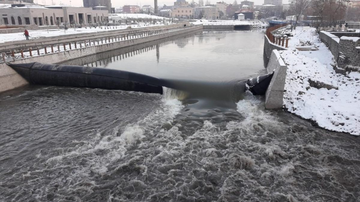 DSİ Kars &Ccedil;ayı&rsquo;nda yaptığı şişme savağı test etti
