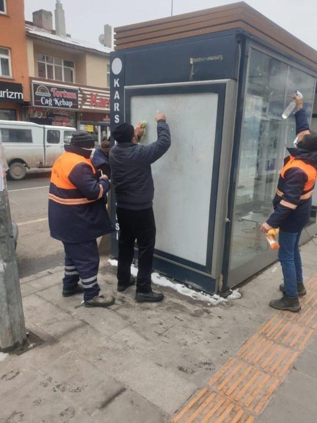 Belediye dolmuş duraklarını temizleniyor