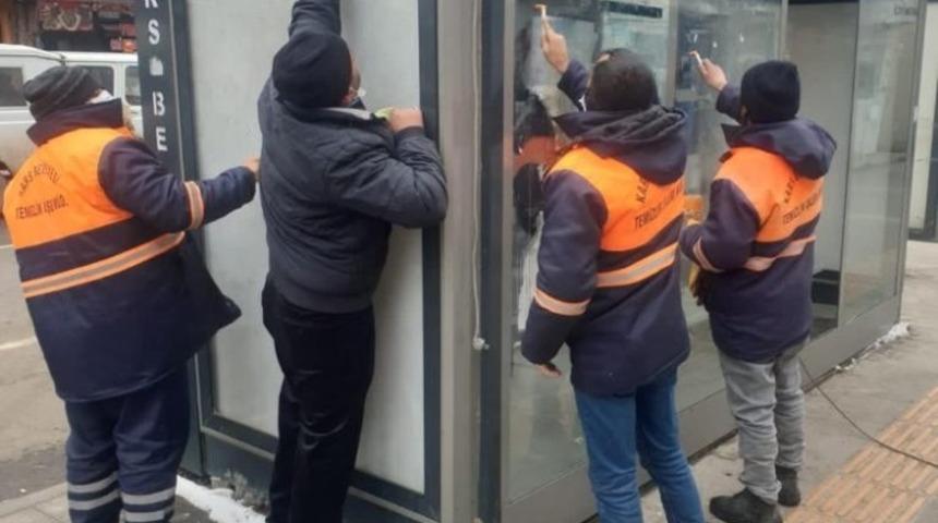 Belediye dolmuş duraklarını temizleniyor