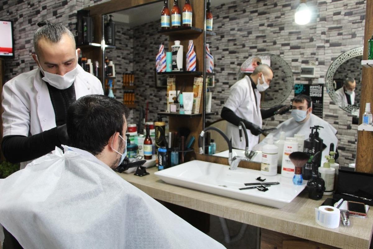Bu berberde b&uuml;t&uuml;n engelliler &uuml;cretsiz tıraş oluyor