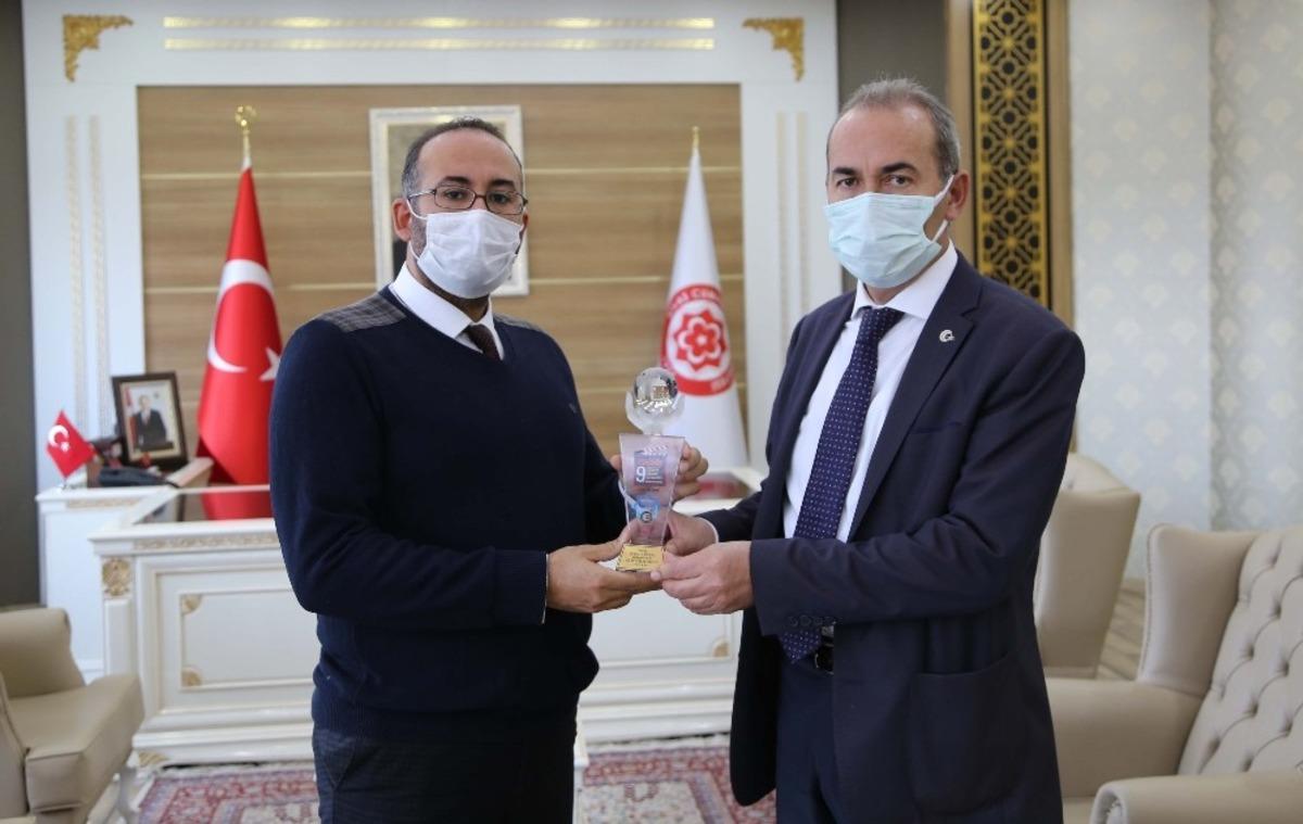 Ada&rsquo;m &ouml;d&uuml;le doymuyor