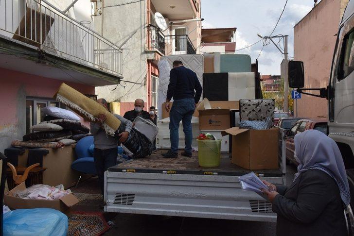 Yunusemre Belediyesi evi yanan aileye sahip çıktı G3