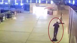 Kalaslı saldırgan onlarca kişinin önünde dehşet saçmış