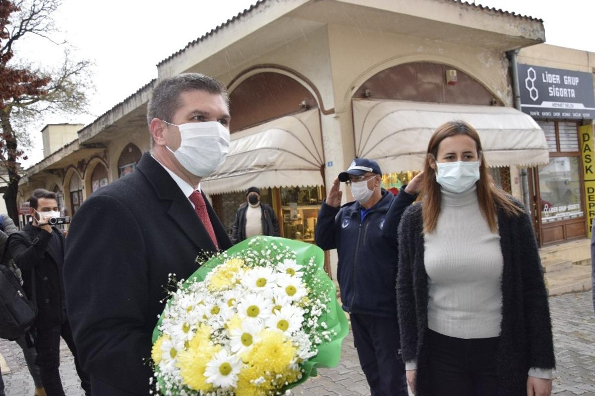 40 g&uuml;n sonra Belediye&rsquo;de &ccedil;i&ccedil;eklerle karşılandı, "Tedbirlere uyulmazsa canlar yanmaya devam eder" dedi