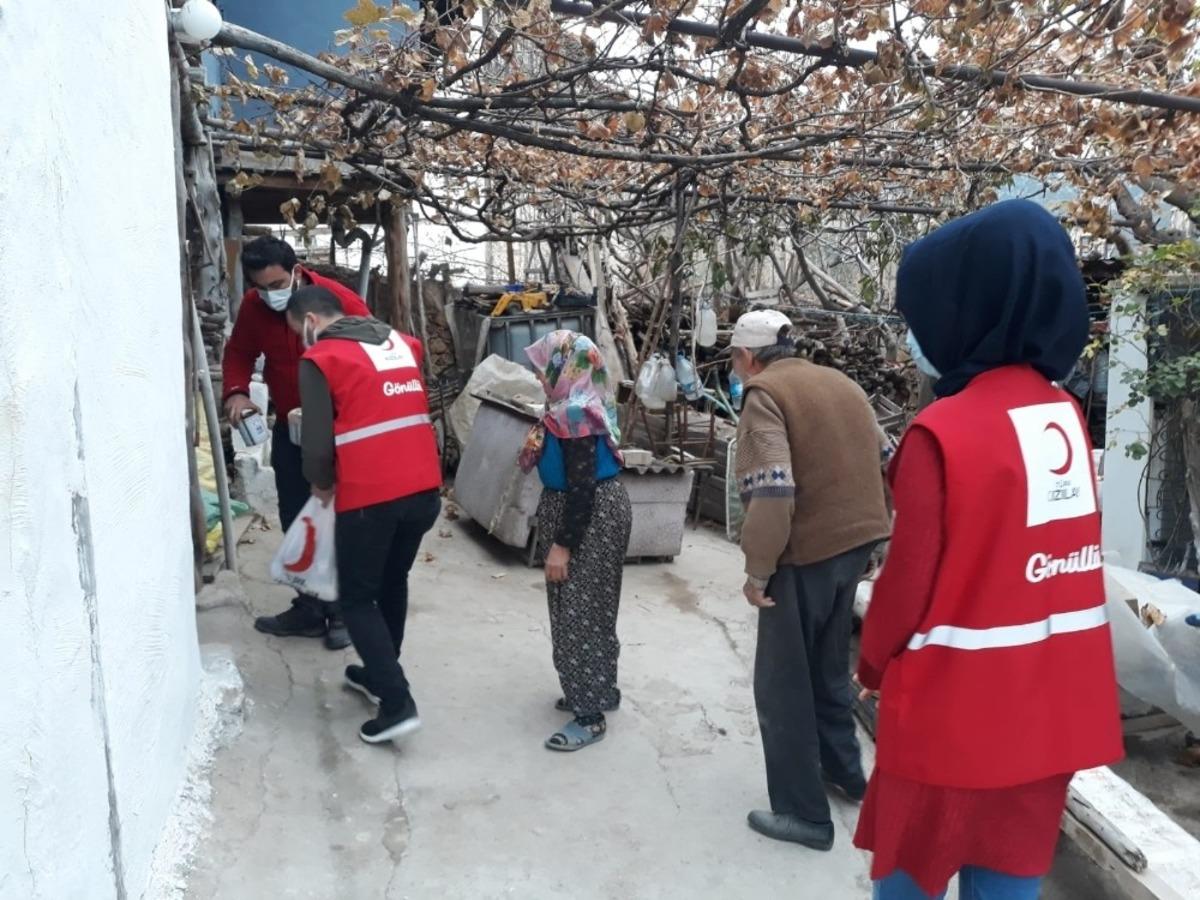 Gen&ccedil; Kızılay g&ouml;n&uuml;ll&uuml;leri 2 g&uuml;nde 152 aileye ulaştı