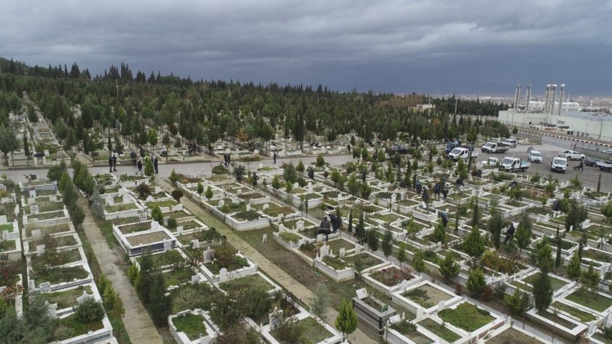 Mezarlıklara 50 bin &ccedil;i&ccedil;ek dikildi