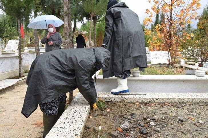 Mezarlıklara 50 bin çiçek dikildi G3