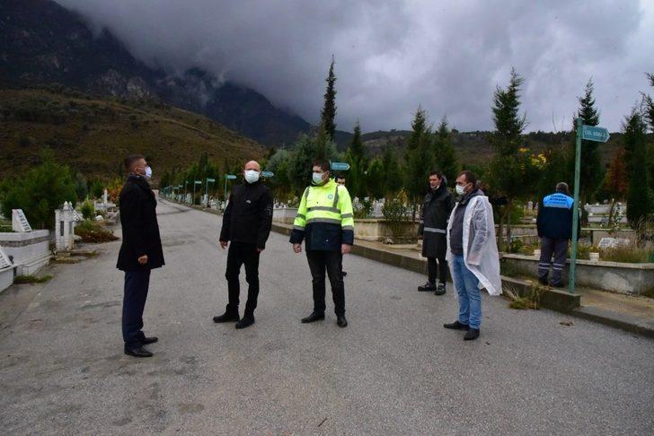 Mezarlıklara 50 bin çiçek dikildi G4