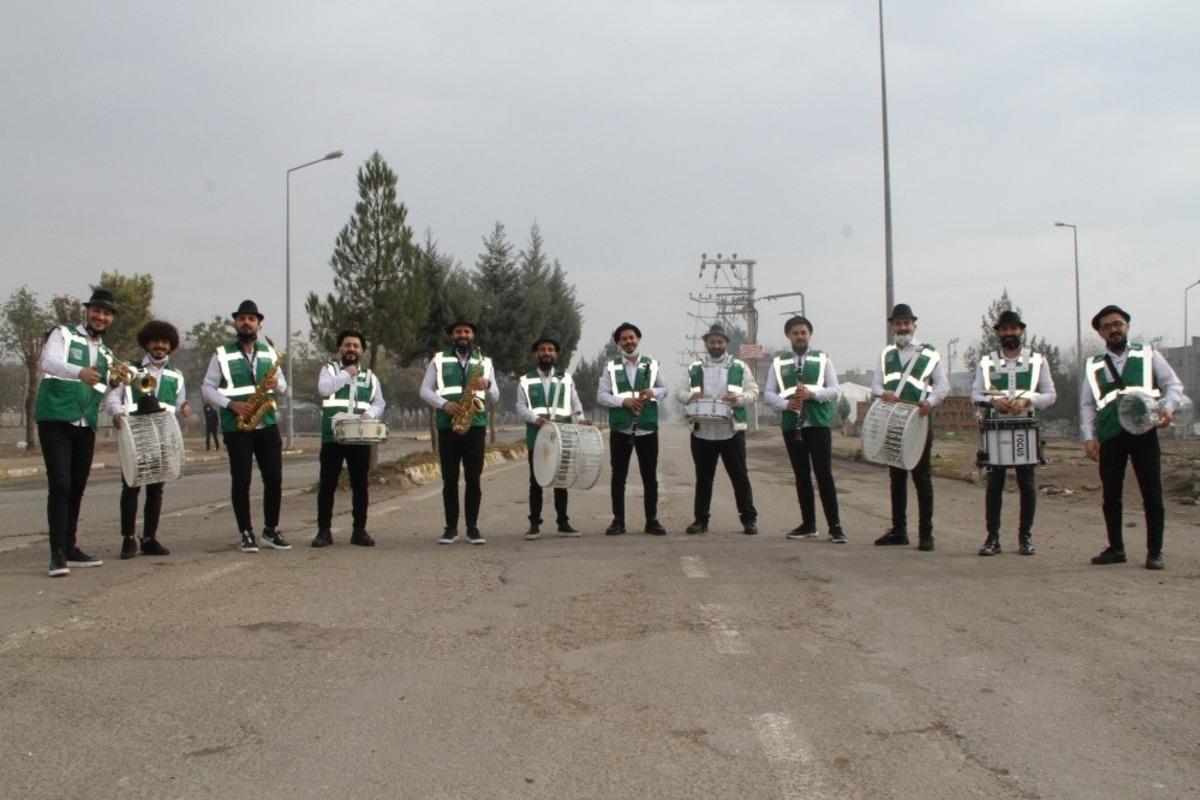 Bismil&rsquo;de evde kalan vatandaşlara m&uuml;zik ziyafeti