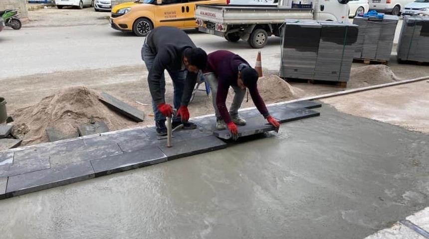 Bucak’ta yıpranan kaldırımlar yenileniyor