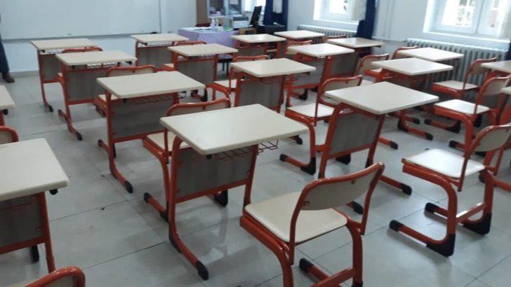 Vali Özkan, 11 derslikli okulun masa ve sandalyelerini yeniletti G1