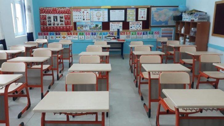 Vali Özkan, 11 derslikli okulun masa ve sandalyelerini yeniletti G2