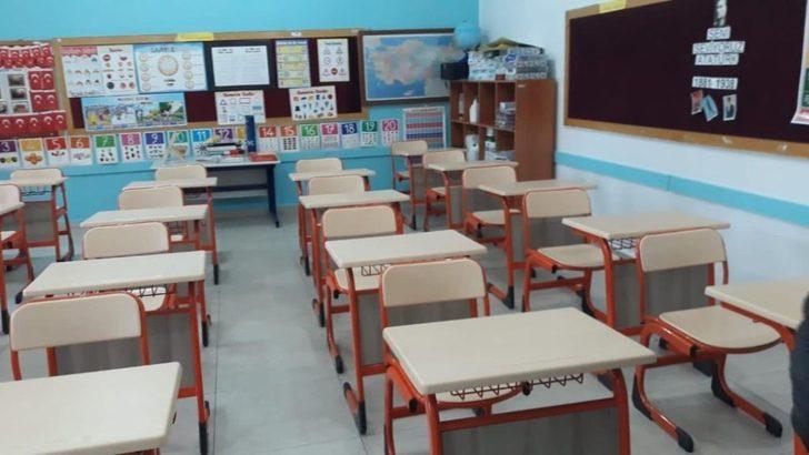 Vali Özkan, 11 derslikli okulun masa ve sandalyelerini yeniletti G3