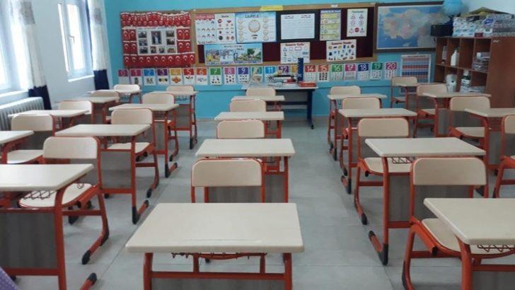 Vali Özkan, 11 derslikli okulun masa ve sandalyelerini yeniletti G4