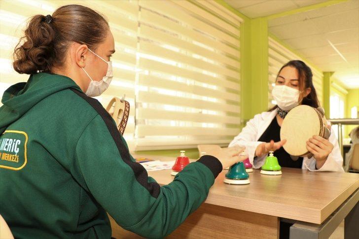 Engelli bireylere korona virüs önlemleri alınarak yüz yüze eğitim veriliyor G2