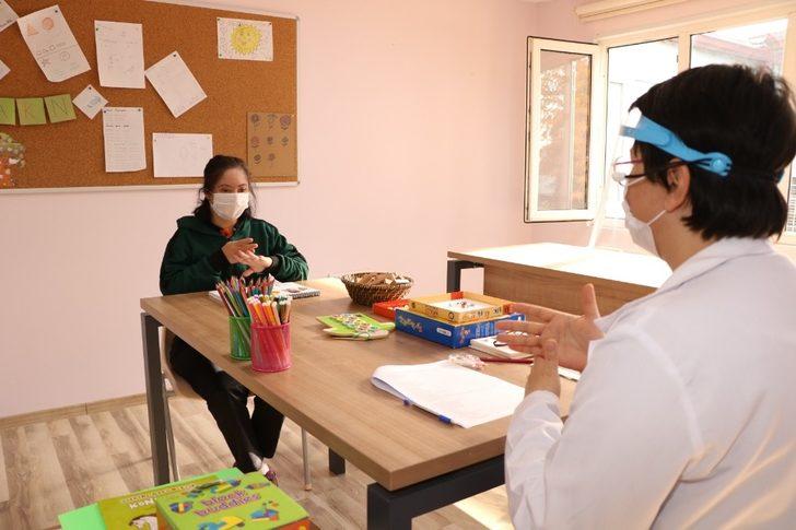 Engelli bireylere korona virüs önlemleri alınarak yüz yüze eğitim veriliyor G3