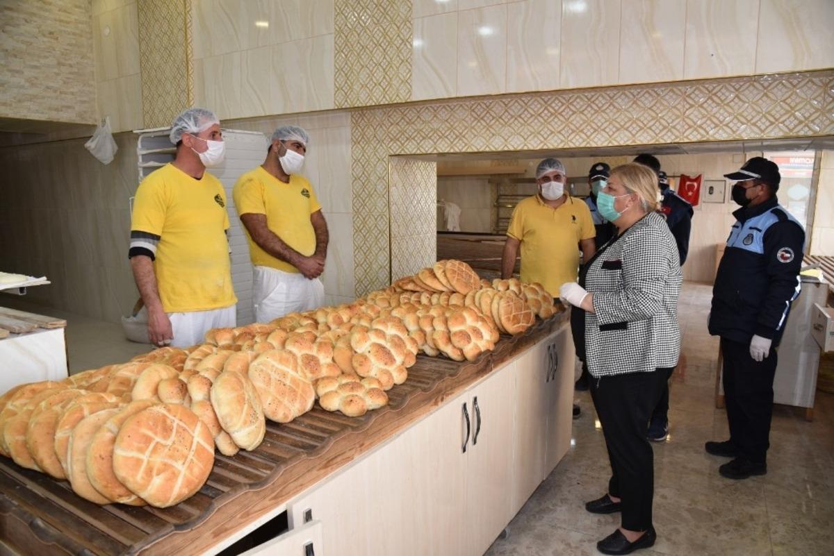 Ceyhan&rsquo;da fırın ve market &ccedil;alışanlarına maske dağıtıldı