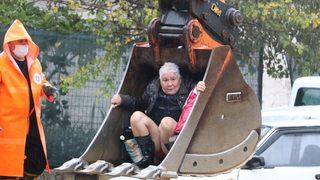 200 kişinin yaşadığı sitenin çevresi göle döndü, mahsur kalan vatandaşlar kepçeyle kurtarıldı