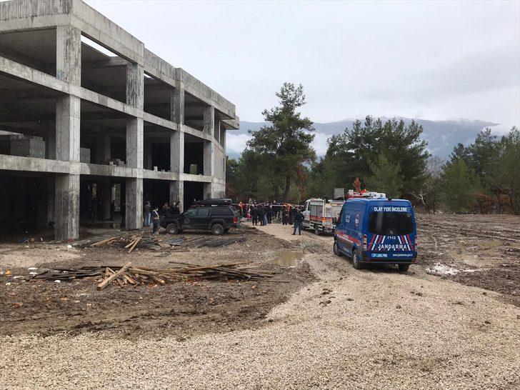 GÜNCELLEME - Fosseptikteki suyun tahliyesi sırasında pompanın egzozundan zehirlenen 8 işçiden 3'ü öldü G4