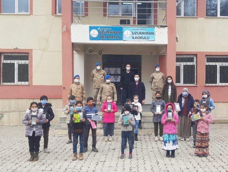 Üs bölgesinde görev yapan askerlerden öğrencilere tablet G1