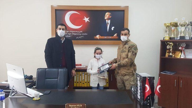 Üs bölgesinde görev yapan askerlerden öğrencilere tablet G2