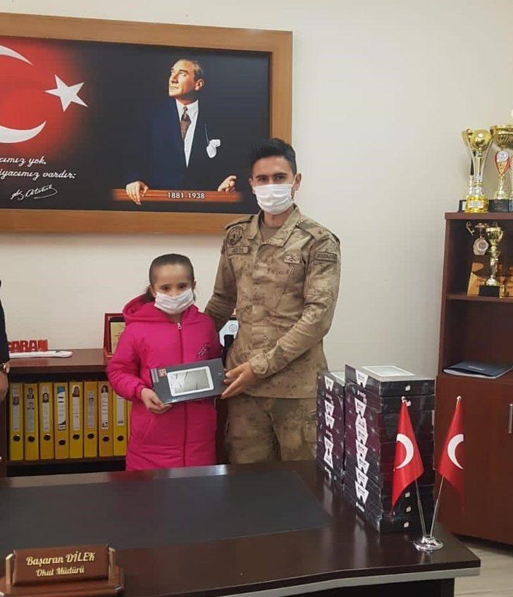Üs bölgesinde görev yapan askerlerden öğrencilere tablet G3