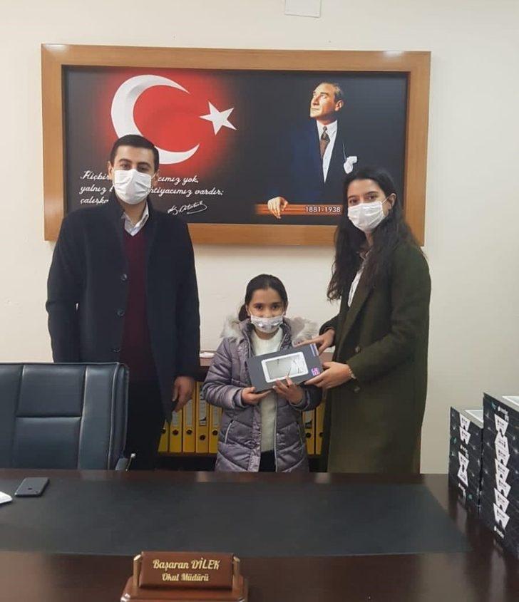 Üs bölgesinde görev yapan askerlerden öğrencilere tablet G4