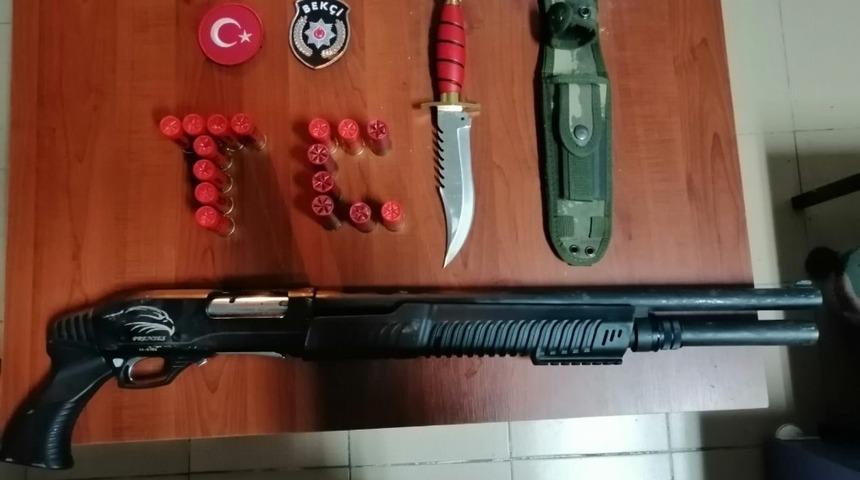 Sokağa &ccedil;ıka kısıtlamasını ihlal edenlerin &uuml;zerinden ruhsatsız silahlar &ccedil;ıktı