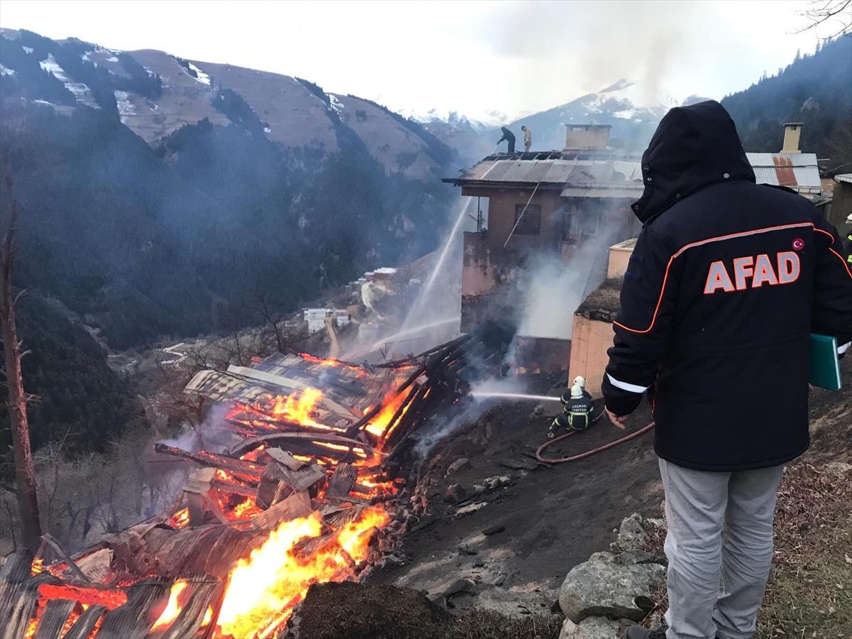 Rize'de G&ouml;lyayla k&ouml;y&uuml;nde &ccedil;ıkan yangın s&ouml;nd&uuml;r&uuml;ld&uuml;