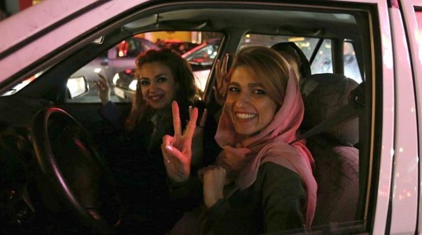 İranlı kadınlar ara&ccedil; i&ccedil;inde sa&ccedil;larını a&ccedil;tı, &uuml;lke ayağa kalktı!