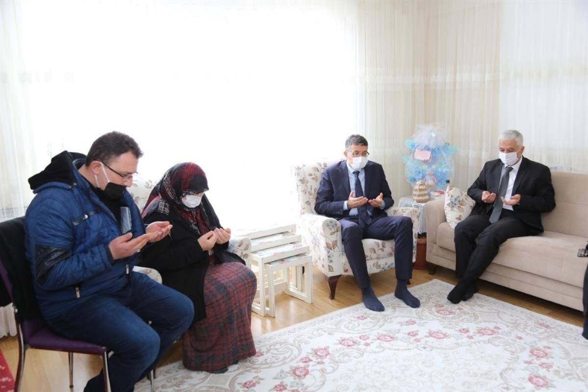 Vali &Ccedil;elik&rsquo;ten, şehit asker Osman G&uuml;ler&rsquo;in ailesine taziye ziyareti