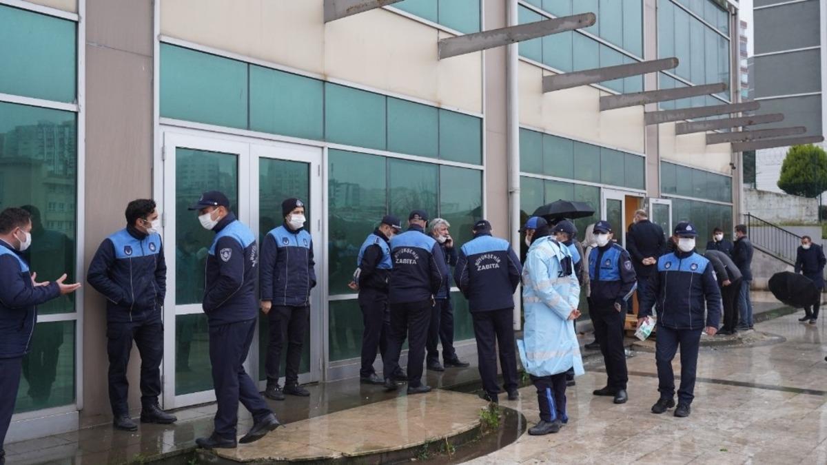 İBB zabıtasından akıl almaz uygulama, kilidi kırıp i&ccedil;eri girdiler