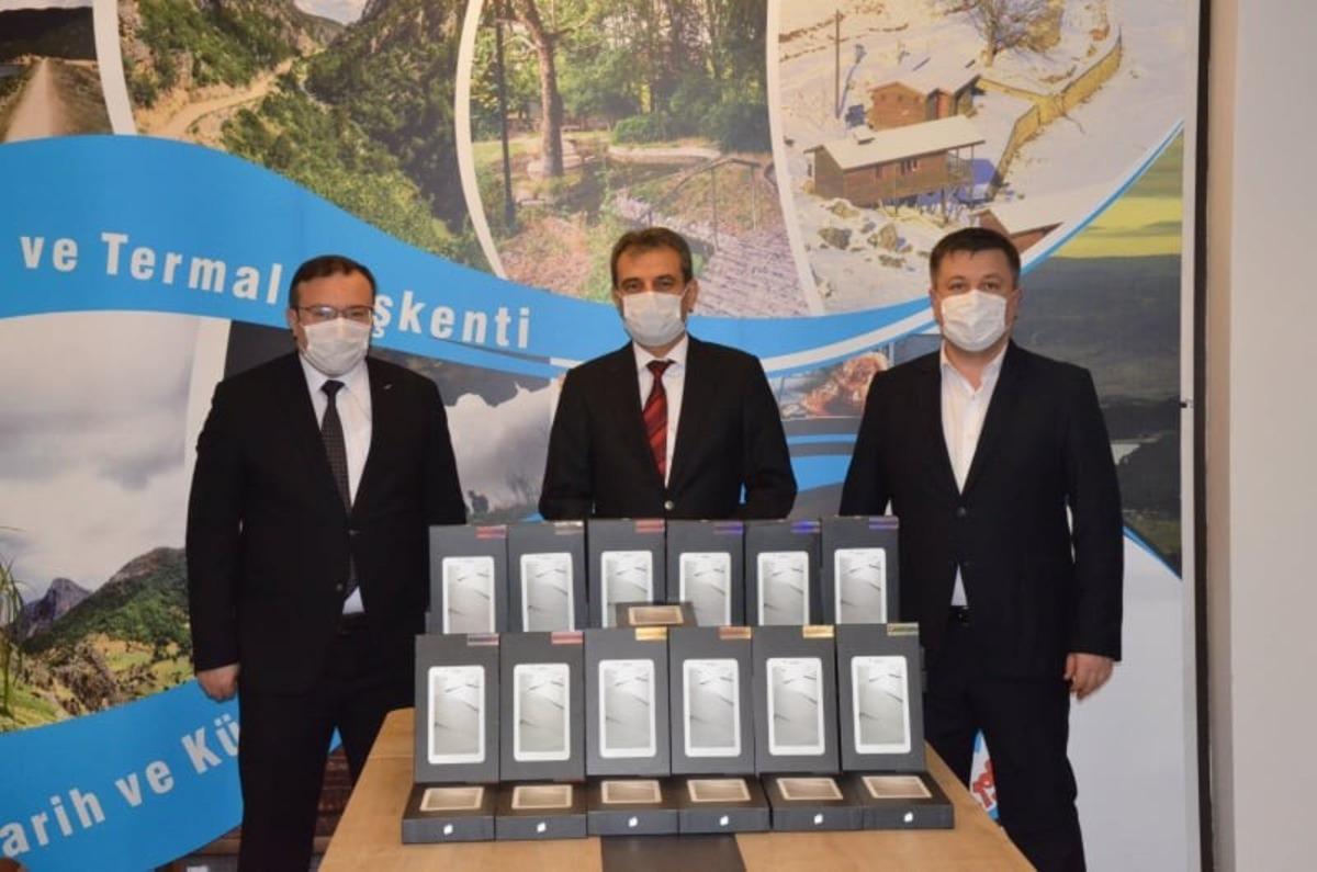 Emet Belediyesi&rsquo;nden uzaktan eğitime destek i&ccedil;in 100 tablet