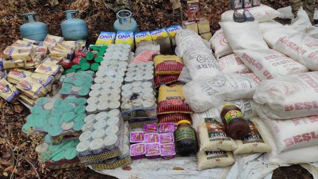 Bitlis’te teröristlere ait toprağa gömülü yaşam malzemeleri ele geçirildi