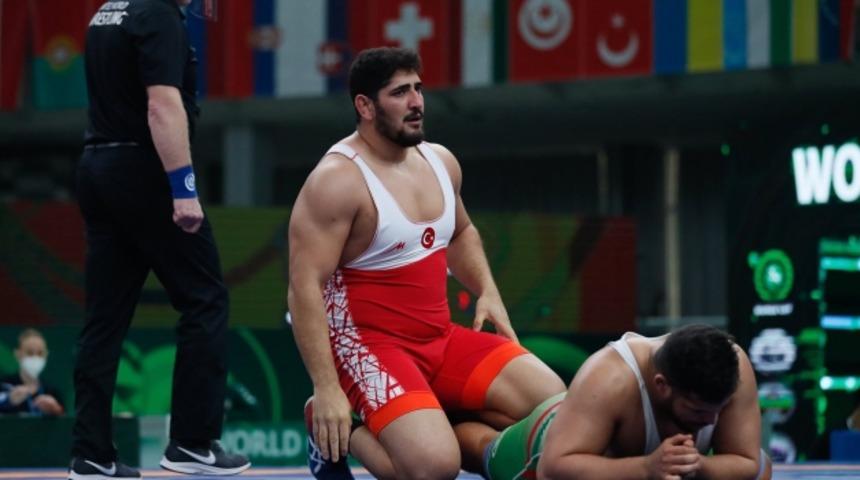 Milli güreşçi Osman Yıldırım, Dünya Kupası'nda gümüş madalya kazandı