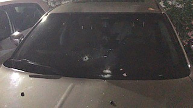 Bakırköy’de otoparkta iki lüks araç kurşunlandı
