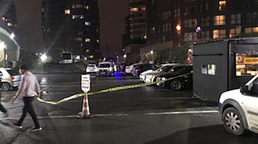 Bakırk&ouml;y&rsquo;de otoparkta iki l&uuml;ks ara&ccedil; kurşunlandı